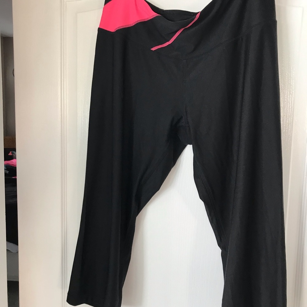 Black and pink Capri workout pants (SM)